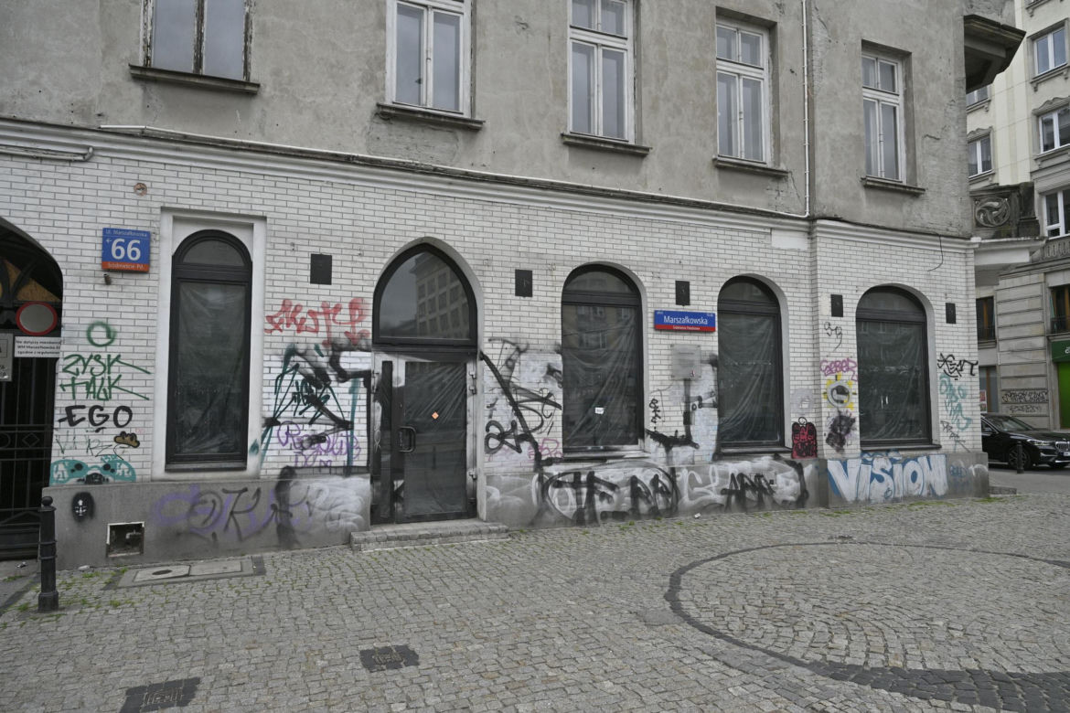„To co robi miasto, to skandal”. Warszawa sprzedaje zabytkową kamienicę w centrum za grube miliony