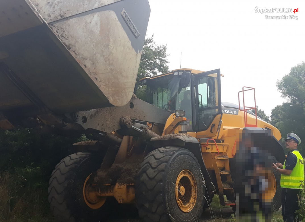 Śląskie: Jechał zaorać pole, poczuł nacisk pod koparką. 62-latek zginął w męczarniach