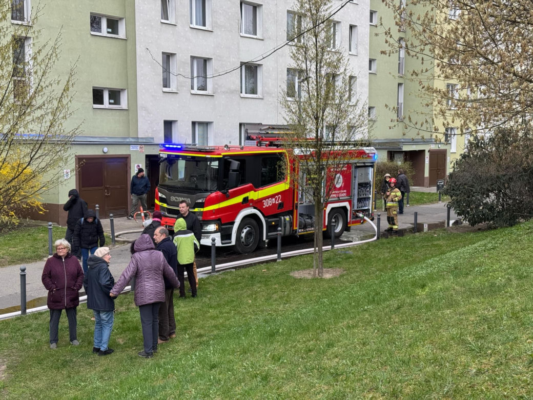 Pożar mieszkania w Warszawie! Czarny dym widać z daleka [ZDJĘCIA]