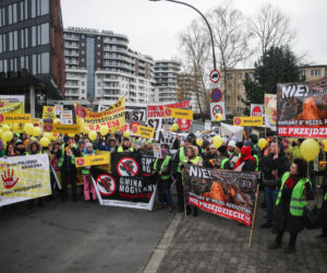 Protest ws. wariantów S7 przed siedzibą oddziału GDDKIA w Krakowie