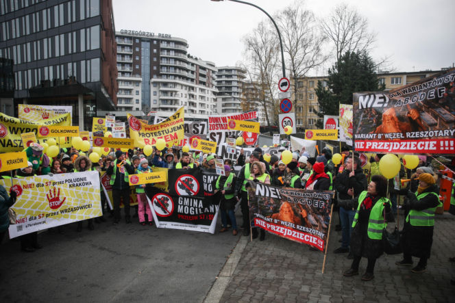 Protest ws. wariantów S7 przed siedzibą oddziału GDDKIA w Krakowie