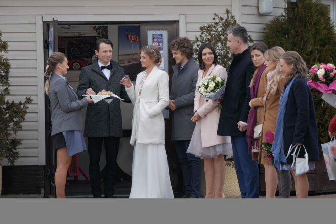 Pierwsza miłość. Jowita (Joanna Opozda) Radek (Mateusz Banasiuk), Luiza (Klaudia Halejcio), Tymek (Piotr Gawron-Jedlikowski), Kinga (Aleksandra Zienkiewicz), Artur (Łukasz Płoszajski), Sabina (Urszula