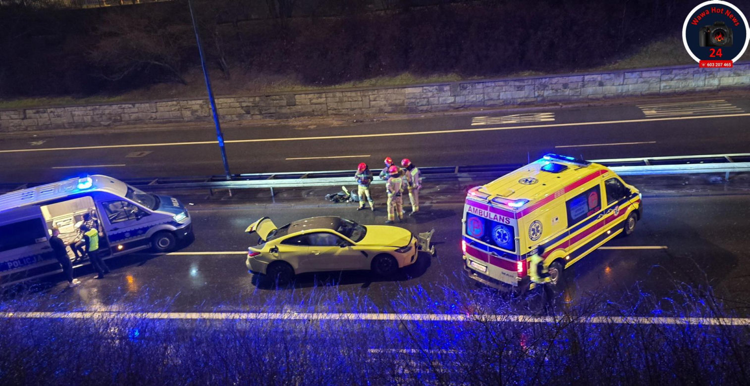 Kraksa w centrum Warszawy. Kanarkowe BMW roztrzaskało się na barierkach