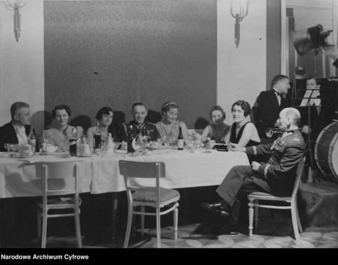 Sylwester w Warszawie sprzed lat. Tak stolica witała dawniej Nowy Rok