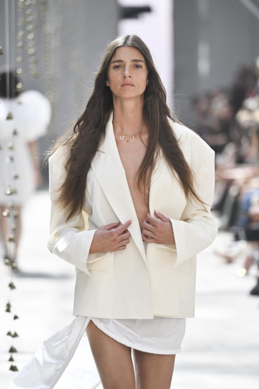 Top modelka Kamila Szczawińska opala się w Sopocie 