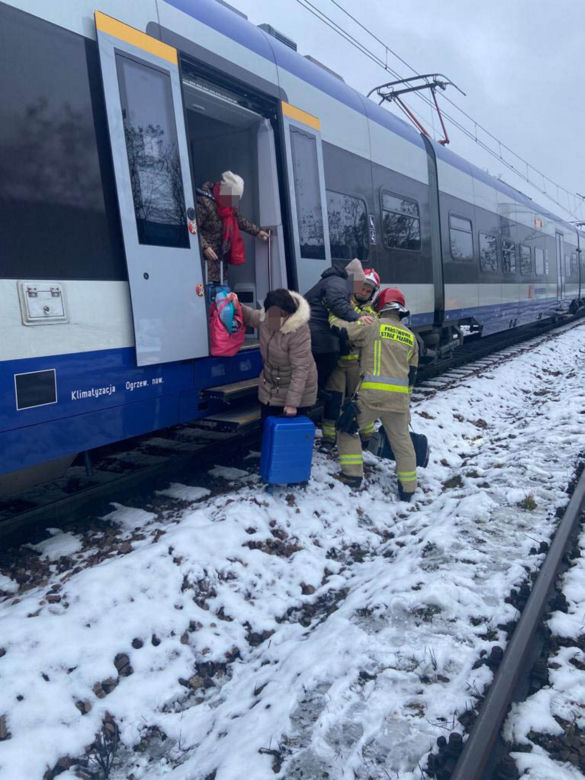 Dramat w pociągu PKP Intercity pod Kielcami. Do akcji w polu musieli wkroczyć strażacy