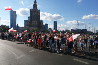 Wybiła Godzina W. Tak tłumy mieszkańców uczciły pamięć bohaterów Powstania Warszawskiego [GALERIA]