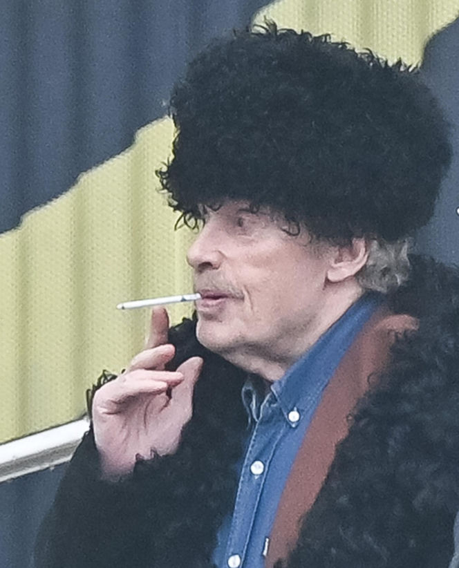 Daniel Olbrychski pali pod zakazem palenia