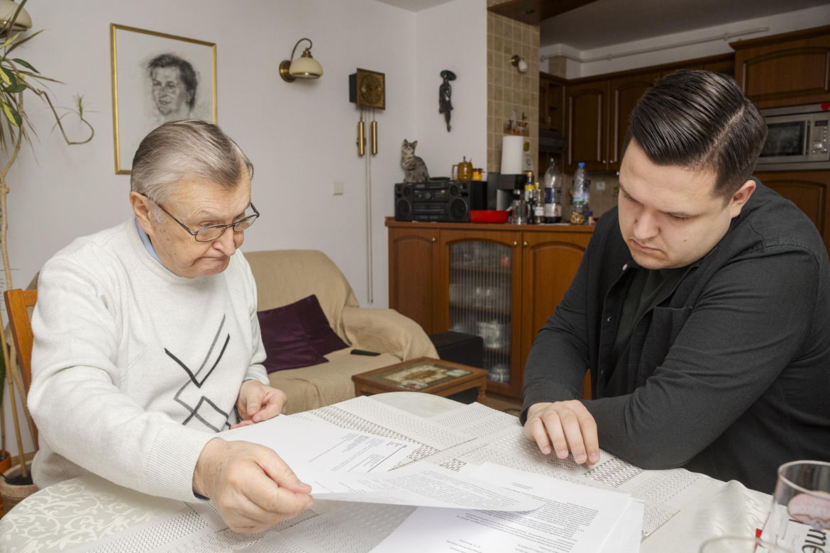 Strażacy włamali się mu do mieszkania. "Zastałem ziąb i wyłamane okno"