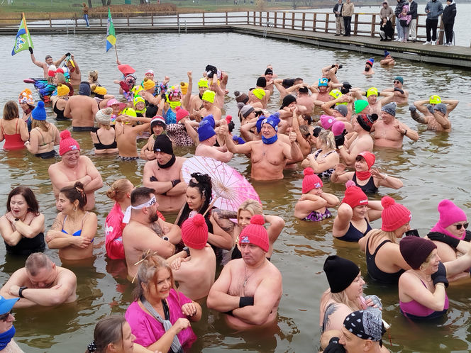 Mazowieckie Morsy otworzyły sezon morsowania 2025/2026 nad zalewem w Siedlcach