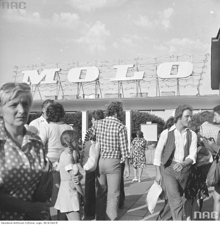 Plażowa moda sprzed lat. Tak wypoczywały nad morzem poprzednie pokolenia [ZDJĘCIA ARCHIWALNE]