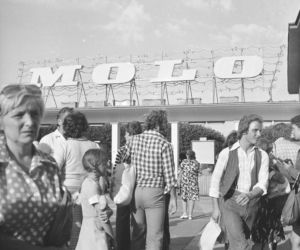 Plażowa moda sprzed lat. Tak wypoczywały nad morzem poprzednie pokolenia [ZDJĘCIA ARCHIWALNE]
