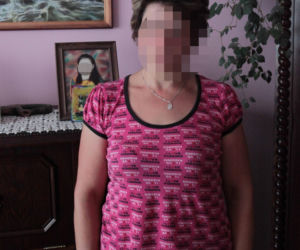 Drzwi obory przygniotły 3-letnią Oleńkę. Wgniotły dziewczynkę w mokrą ziemię