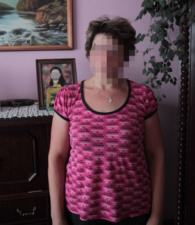 Drzwi obory przygniotły 3-letnią Oleńkę. Wgniotły dziewczynkę w mokrą ziemię