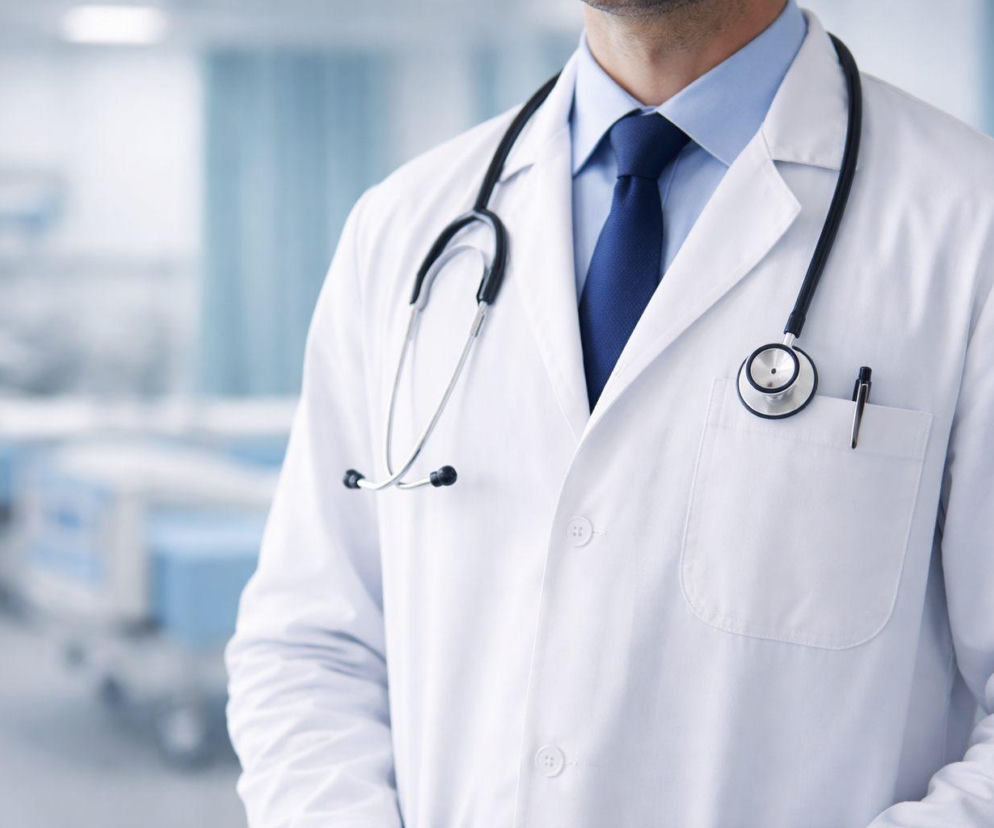 Lekarz usłyszał zarzut znęcania się nad matką. . Grozi mu 8 lat więzienia