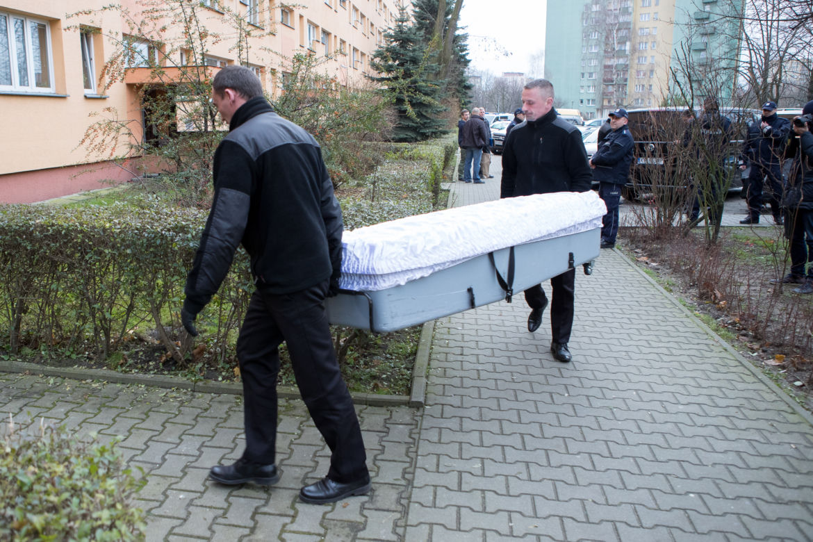 Kraków. Zwłoki matki i noworodka znalezione w piwnicy