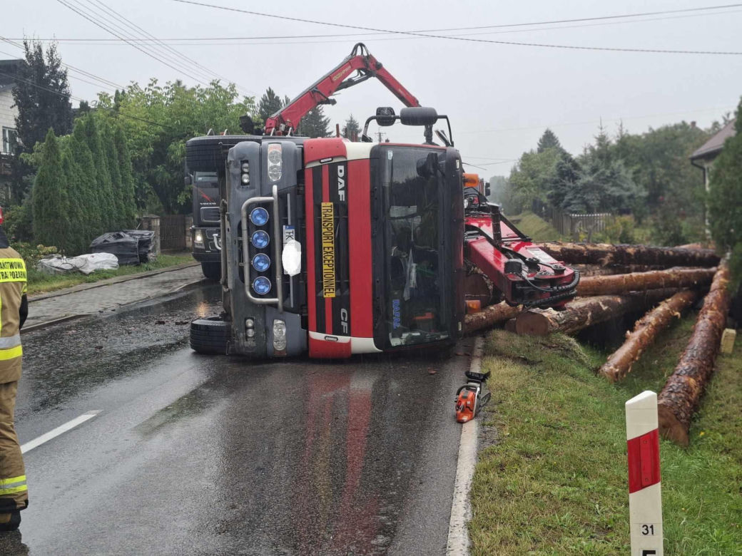 Wypadek w Mircu! Przewróciła się ciężarowka z drewnem, uszkodziła gazociąg