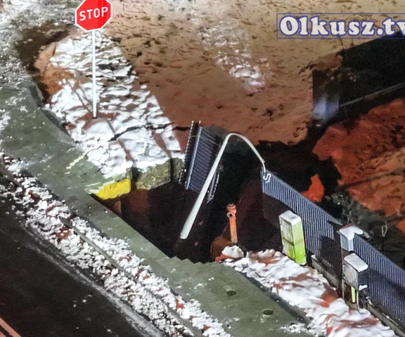 Mieszkańcy uciekali w popłochu. Ziemia osunęła się przy domu