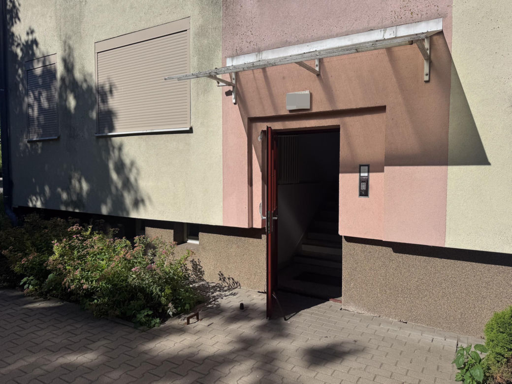 Zwłoki leżały miesiącami w mieszkaniu. Mieszkańcy alarmowali, gdy było już za późno