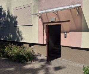 Zwłoki leżały miesiącami w mieszkaniu. Mieszkańcy alarmowali, gdy było już za późno