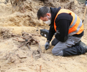 Historyczne znalezisko w warszawskim lesie. Doły śmierci na Białołęce. Wśród ofiar kobieta z długim warkoczem 