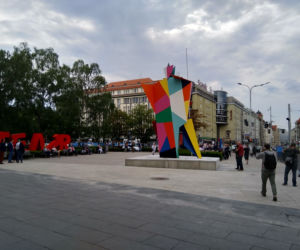 Rzeźba Arlekina stanęła na skwerze Wojciecha Młynarskiego we Wrocławiu. Autorem jest Włoch Alessandro Mendini