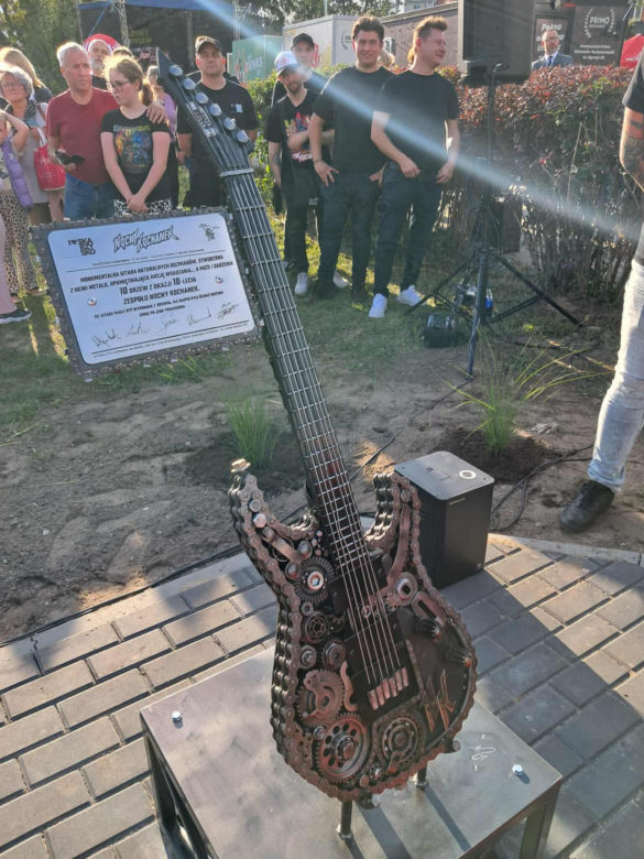 Posadzili drzewa, a następnie dali gorący koncert. Finał akcji zespołu Nocny Kochanek w Skarżysku