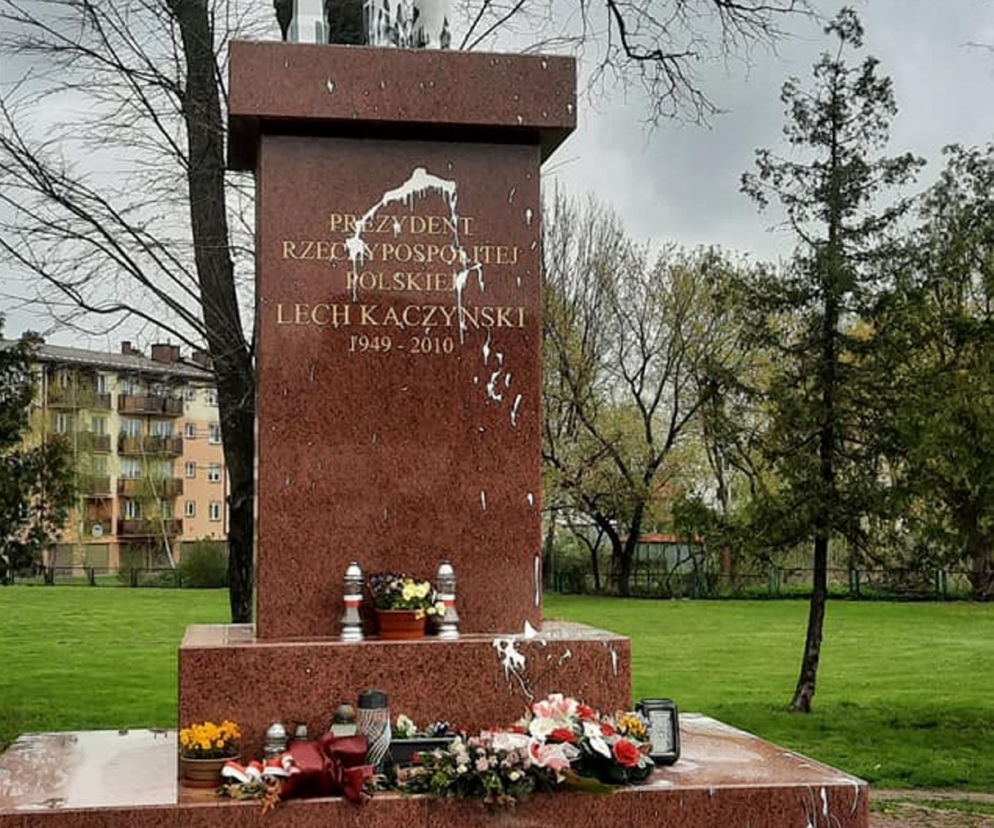 Zdewastowany pomnik Lecha Kaczyńskiego w Siedlcach