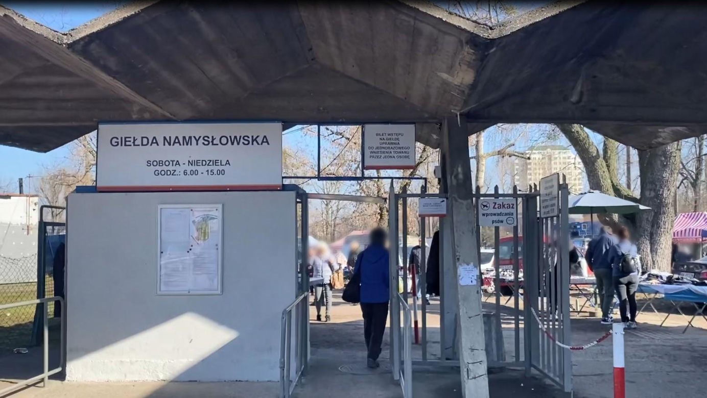 Odwiedziliśmy popularne targowisko w Warszawie. Wędliny wygrzewały się na słońcu! 