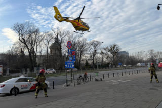 Lądowanie śmigłowca LPR w centrum Warszawy