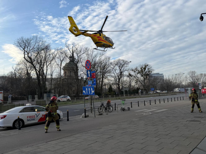 Lądowanie śmigłowca LPR w centrum Warszawy