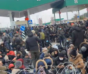 Tłumy migrantów gromadzą się przy przejściu granicznym w Kuźnicy. MON publikuje nagrania