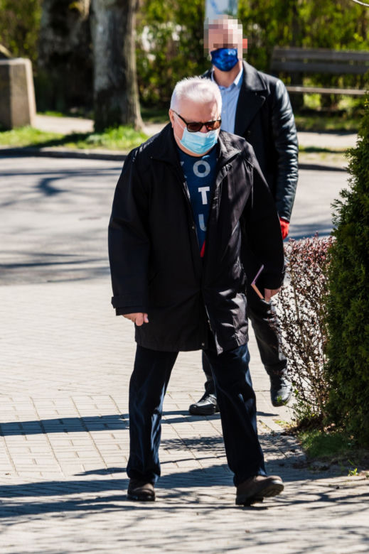 Lech Wałęsa przyszedł do kościoła w maseczce