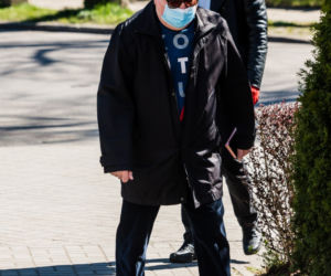 Lech Wałęsa przyszedł do kościoła w maseczce