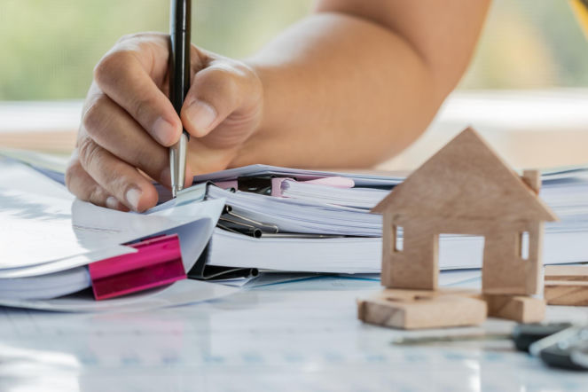 Formalności przy budowie domu – architekt przy pracy z dokumentacją