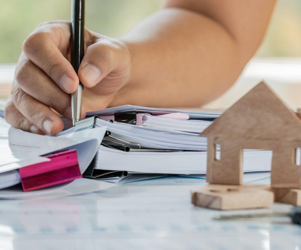 Formalności przy budowie domu – architekt przy pracy z dokumentacją