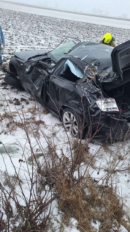 BMW wypadło z drogi i dachowało! Jedna osoba trafiła do szpitala [ZDJĘCIA]