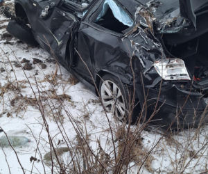 BMW wypadło z drogi i dachowało! Jedna osoba trafiła do szpitala [ZDJĘCIA]
