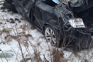 BMW wypadło z drogi i dachowało! Jedna osoba trafiła do szpitala [ZDJĘCIA]