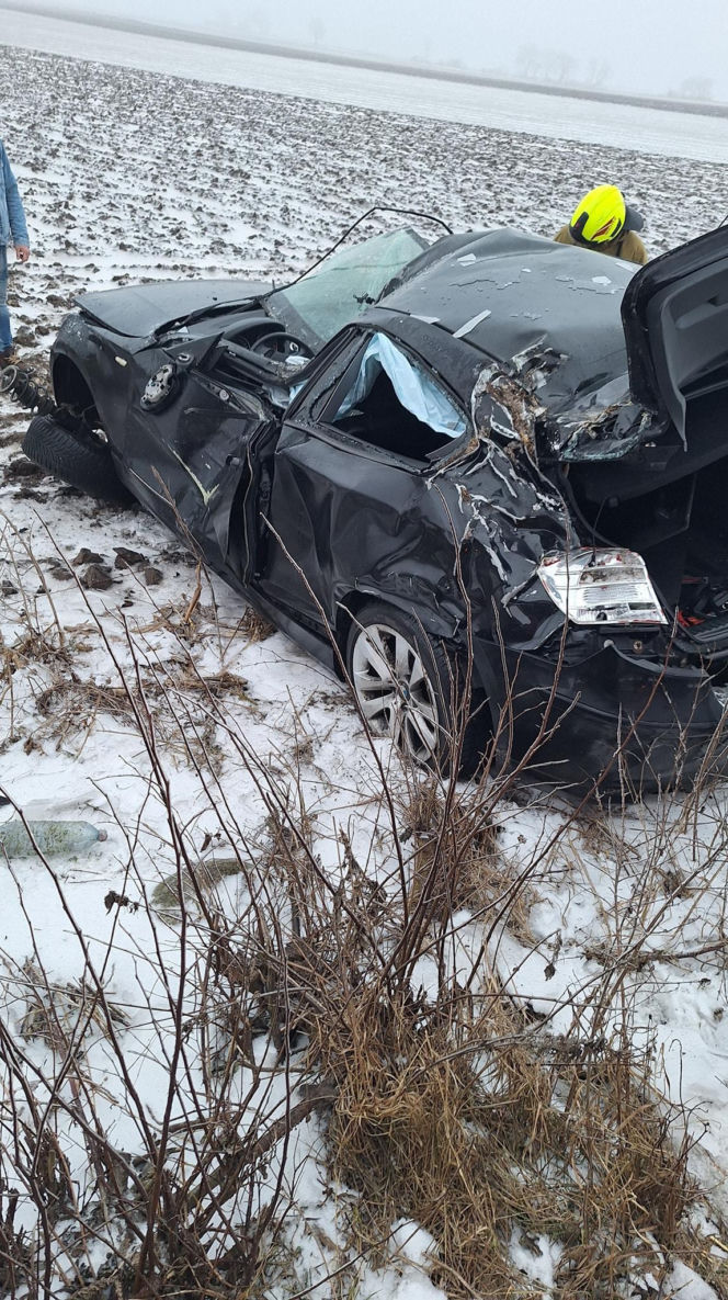 BMW wypadło z drogi i dachowało! Jedna osoba trafiła do szpitala [ZDJĘCIA]