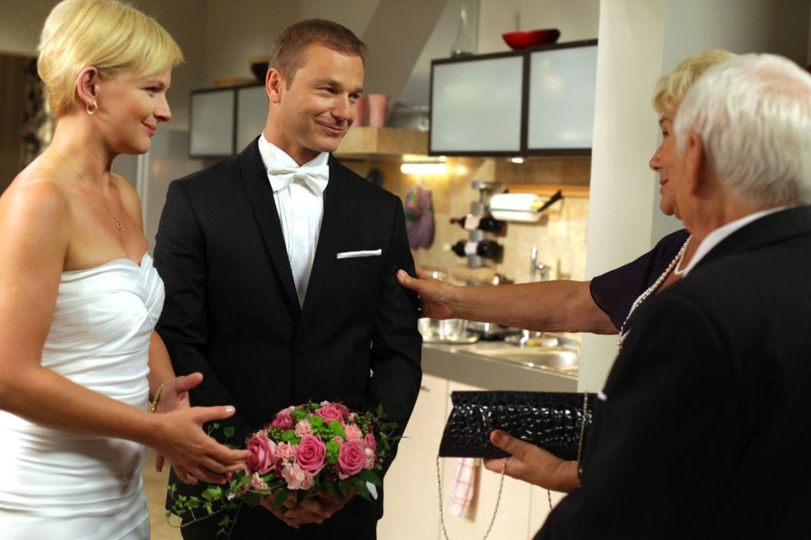 M jak miłość odc. 882. Marta (Dominika Ostałowska), Andrzej Budzyński (Krystian Wieczorek) biorą ślub