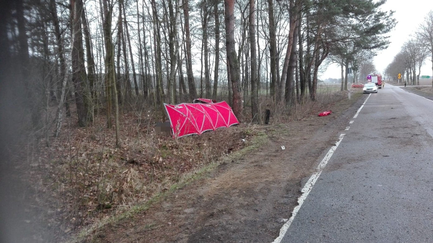 Tragiczny wypadek w Podlaskiem. Opel uderzył w drzewo. Nie żyje 22-latek