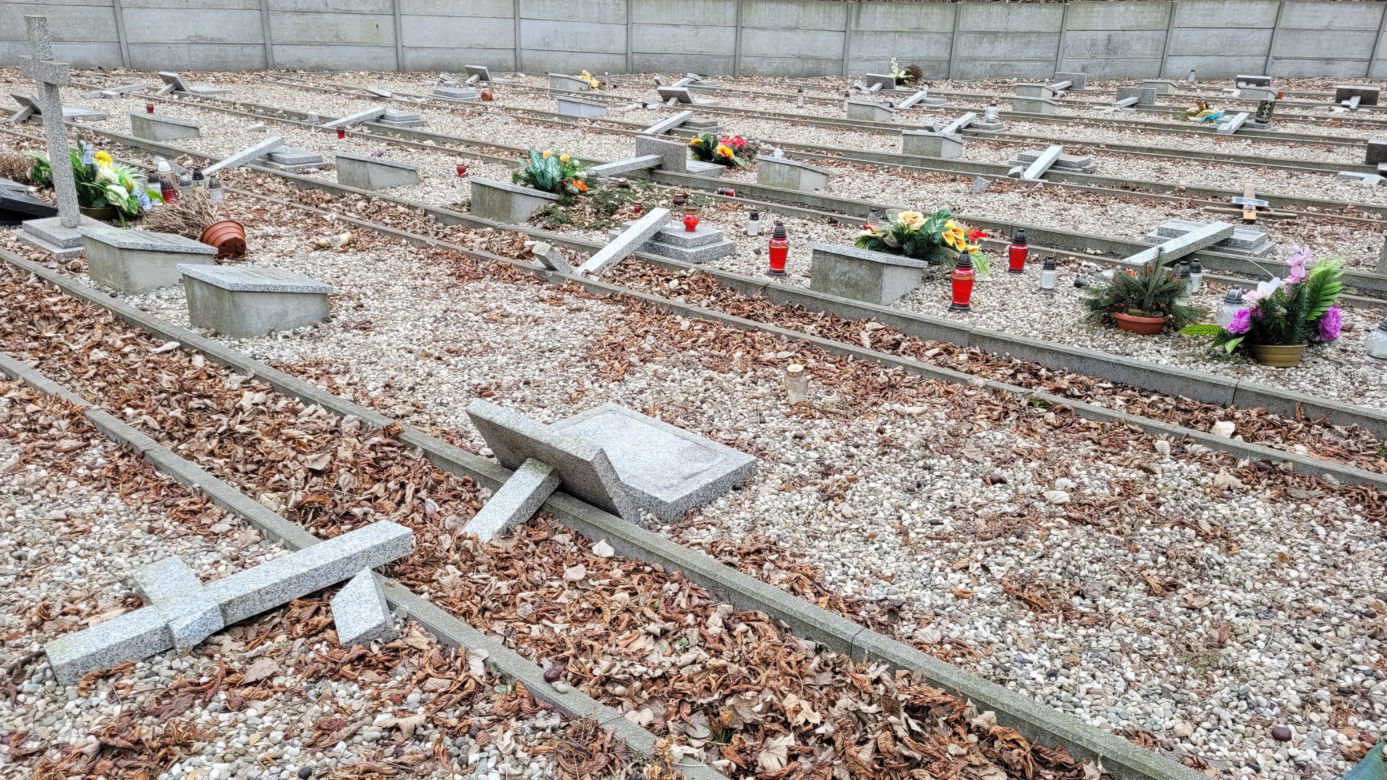 Mysłowice. Zdewastowany cmentarz przy ul. Oświęcimskiej