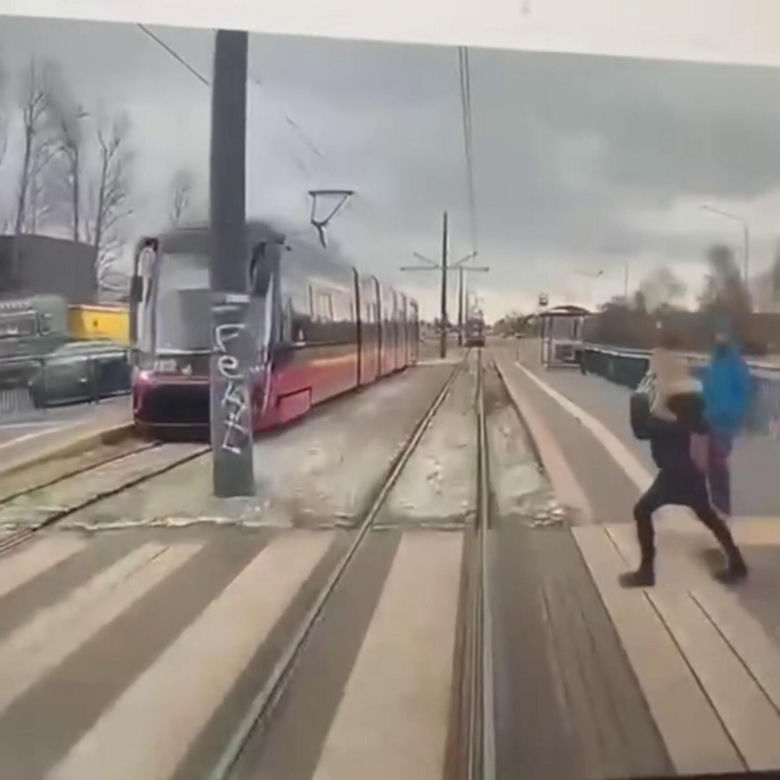 Łódź. Przerażające wypadki z udziałem pieszych. Jest wideo nagranie z tramwaju [ZDJĘCIA].