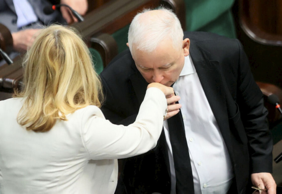 Tak całuje Kaczyński. Szarmanckie gesty prezesa PiS 