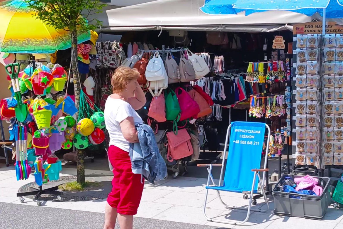 Wakacyjne pamiątki na straganach w nadmorskich kurortach