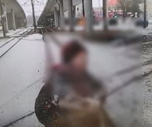 Obraziła się na motorniczego i zablokowała ruch! Usiadła na torach, wstała i zaczęła iść przed tramwajem