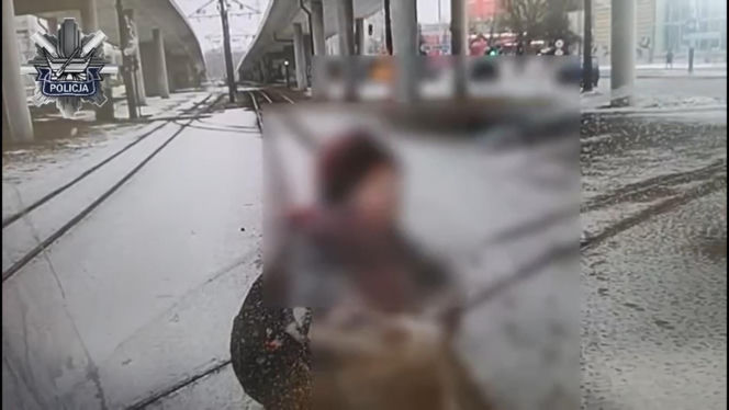 Obraziła się na motorniczego i zablokowała ruch! "Usiadła na torach, wstała i zaczęła iść przed tramwajem"