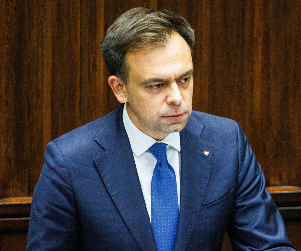 Minister finansów Andrzej Domański w ciemnej marynarce i niebieskim krawacie. O negocjacjach z NBP przeczytasz na SE Polityka.