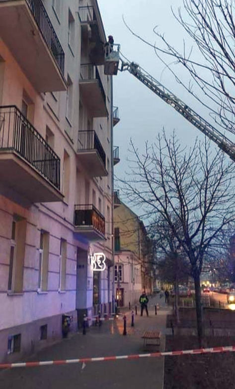Fragment balkonu oderwał się na Pradze